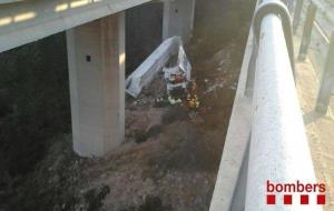 Ferit greu el conductor d'un camió de gran tonatge que s'ha precipitat des d'un pont, a la Bisbal del Penedès