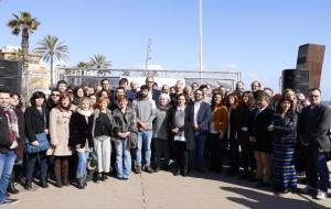 Foto de família d'alcaldes i alcaldesses de Catalunya a Barcelona, al costat de la platja de la Barceloneta . ACN