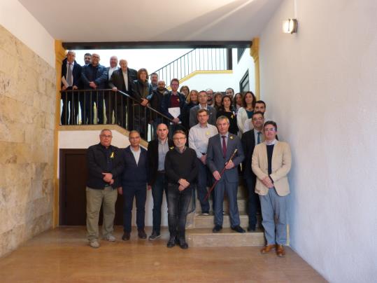 Foto de família dels membres del Consell Comarcal de l'Alt Penedès amb Xavier Lluch al capdavant. CC Alt Penedès