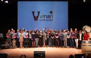Foto de família dels premiats de la 5a edició dels Premis Vinari, celebrats a Vilafranca del Penedès el 6 d'octubre del 2017