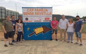 Fotografia de família dels empresaris de Calafell impulsors de la campanya 'Cap família sense revetlla'. EIX