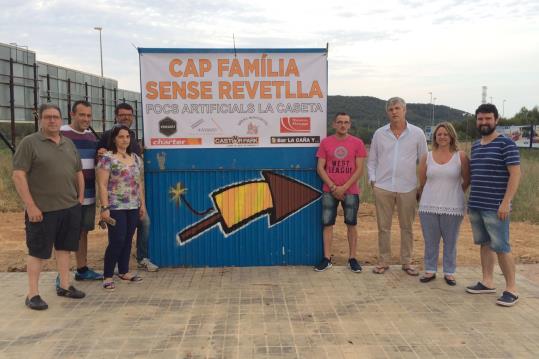 Fotografia de família dels empresaris de Calafell impulsors de la campanya 'Cap família sense revetlla'. EIX