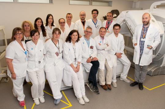 Fotografia de l'equip de l'Hospital de Bellvitge i l'ICO. Cedida per l'HUB