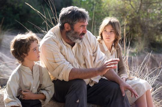 Fotograma de la pel·lícula 'La vida lliure' de Marc recha. Pla mig del 2017 amb els actors Sergi López, Mariona Gomila i Macià Arguimbau. Turkana Film