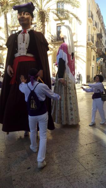 Gegants Petits de Vilanova i la Geltrú ballant a la cercavila del pregó de Sant Antoni. Gegants de Vilanova