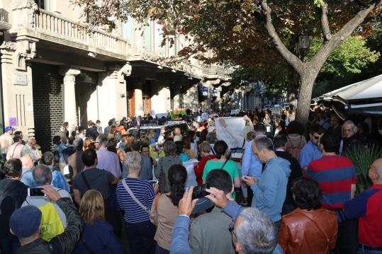 Gent concentrada davant el Departament d'Economia i Finances amb la Guàrdia Civil aquest matí. ACN / Àlex Recolons
