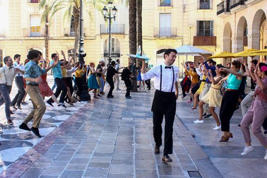 Gran expectació en el rodatge de Vichy Catalan aquest diumenge a Vilanova i la Geltrú. Núria Picas