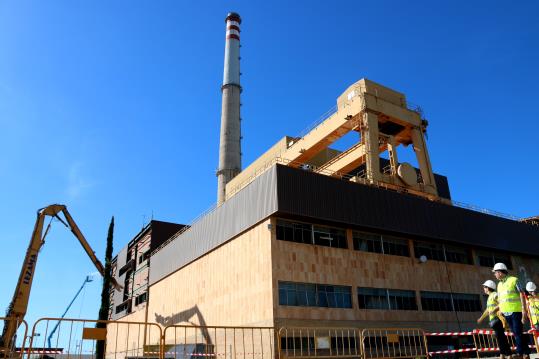 Gran pla general contrapicat de la central tèrmica de Foix, a Cubelles, durant les obres de desmantellament. ACN