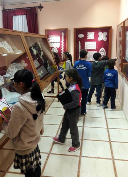 Grup d’alumnes de l’Escola els Secallets de Comarruga en una de les sales del Museu de Punta al Coixí. S. Sedó