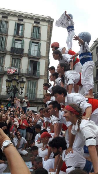 Homenatge de falcons a les víctimes dels atemptats de les Rambles i Cambrils. Falcons de Vilanova