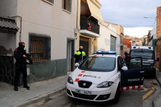 Imatge d'agents dels mossos traient del número 14 del carrer Múrcia de Sant Pere de Ribes un dels dos detinguts el 14 de desembre de 2017. ACN