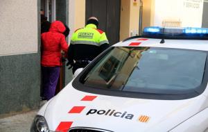 Imatge d'agents dels mossos traient del número 14 del carrer Múrcia de Sant Pere de Ribes un dels dos detinguts el 14 de desembre de 2017