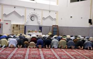 Imatge d'alguns fidels resant a la Mesquita de Salt aquest divendres 26 de maig de 2017. ACN