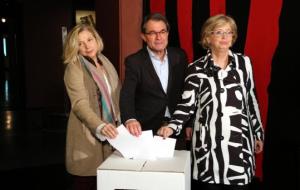 Imatge d'Artur Mas, Joana Ortega i Irene Rigau fent el gest simbòlic de repetir el vot del 9N al Museu d'Història. ACN