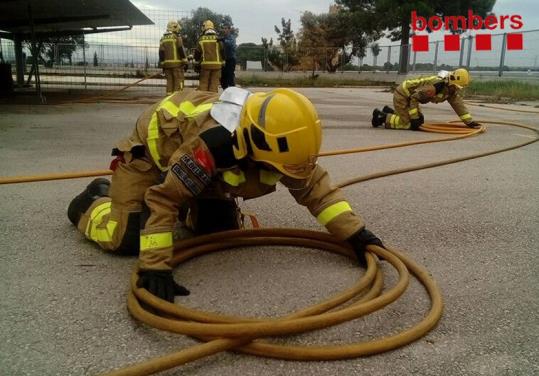 Imatge d'arxiu d'uns bombers a Tarragona a la segona edició de formació en incendis urbans. Bombers