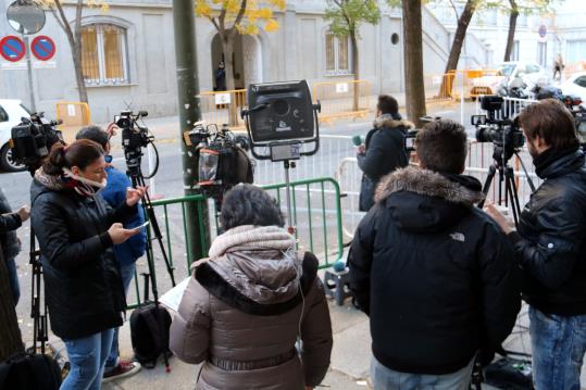 Imatge de càmeres esperant la decisió del jutge Llarena a les portes del Suprem, el 4 de desembre de 2017. ACN