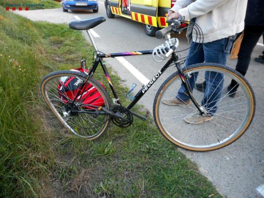 Imatge de la bicicleta després de l'accident amb el vehicle que va fugir a Vilafranca del Penedès. Mossos d'Esquadra