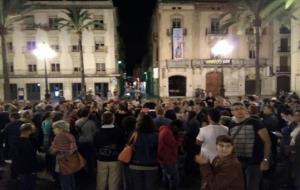 Imatge de la concentració que es va fer ahir al vespre a la plaça de la Vila després de l'ingrés a presó de Cuixart i Sanchez. CUP Vilanova