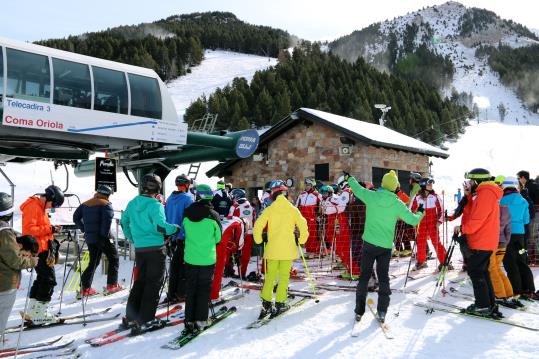 Imatge de la cua d'esquiadors al telecadira de Coma Oriola de la Masella preparats per estrenar la temporada d'esquí el 10 de novembre del 2017. ACN
