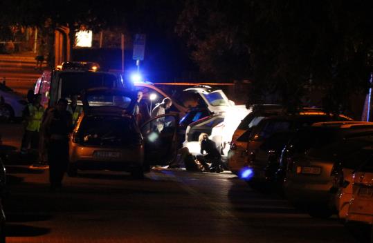 Imatge de la policia científica examinant el cos del conductor que ha atropellat una agent dels Mossos d'Esquadra a la Diagonal aquest dijous 18 d'ago