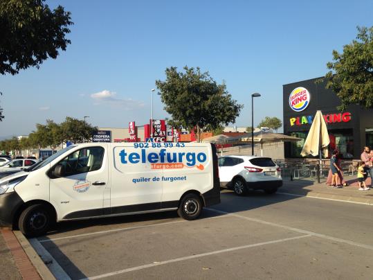 Imatge de la segona furgoneta trobada a Vic relacionada amb l'atemptat a Les Rambles. Pla general d'un pàrquing prop del restaurant Burger King. ACN