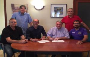 Imatge de la signatura dels dos ajuntaments i el Club Esportiu l’Arboç . Ajuntament de Banyeres
