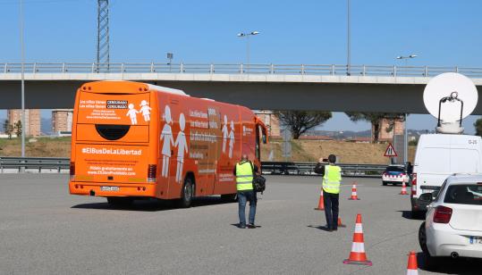 Imatge de l'autobús d'Hazte Oir abandonant el peatge de Martorell custodiat pels Mossos d'Esquadra aquest 17 de març de 2017. ACN