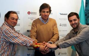 Imatge de l'encaixada de mans entre el president dels Castellers de Vilafranca, Joan Badell i Àlvar Mascaró, de l'ANC, i Xavier Reventós, d'Òmnium. AC