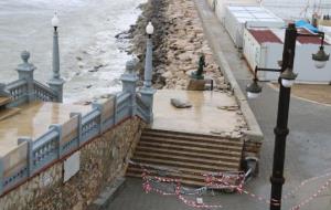 Imatge de les escales de la Punta de Sitges amb les rajoles aixecades pel temporal i l'accés als vianants tallat. ACN