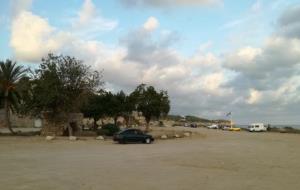 Imatge de l'esplanada d'aparcament de la platja del Far. Ajuntament de Vilanova