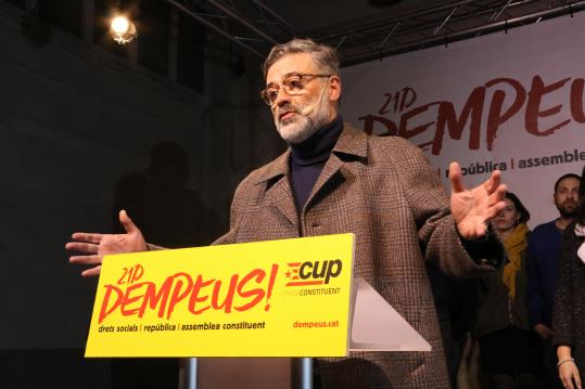 Imatge del candidat de la CUP, Carles Riera, durant la seva compareixença d'aquest 21 de desembre de 2017 un cop coneguts els resultats dels comicis. 