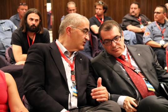 Imatge del conseller d'Interior, Jordi Jané, parlant amb el director general de Bombers, Juli Gendrau, al Congrés de Bombers Voluntaris de Lleida . AC