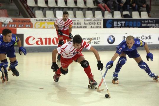 Imatge del partit d'anada on Gerard Cusachs i Marc Vázquez lluiten per la bola. Eix