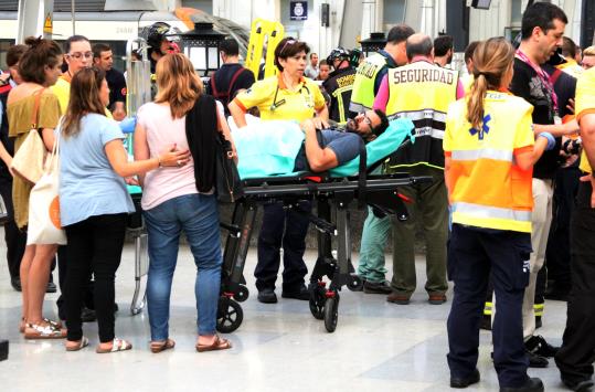 Imatge dels equips d'emergències instal·lats a l'entrada de l'estació de França aquest 28 de juliol de 2017. ACN