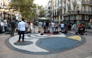 Imatge dels periodistes instal·lats al mosaic de Miró, al centre de la Rambla. ACN / Elisenda Rosanas