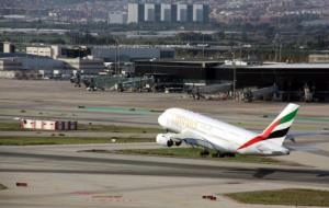 Imatge d'un Airbus A380 enlairant-se a l'aeroport del Prat el 14 de novembre de 2016. ACN