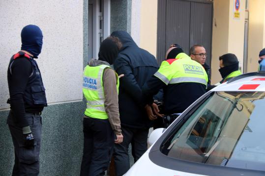 Imatge d'un dels detinguts en l'operatiu contra el tràfic de drogues al número 17 del carrer Múrcia de Sant Pere de Ribes aquest 14 de desembre. ACN