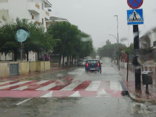 Imatge d'un dia de pluja al barri del Francàs. Eix