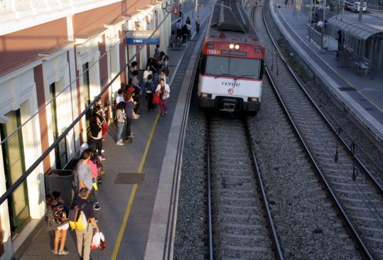 Imatge d'un tren de Rodalies arribant a l'estació de Cornellà de Llobregat el 22 de setembre de 2016. ACN