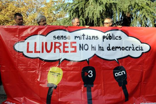 Imatge general de la concentració dels treballadors de TV3, Catalunya Ràdio i l'ACN davant el Senat per apartar els mitjans públics del 155. ACN
