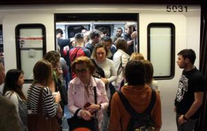 Imatge general de la sortida de passatgers d'un comboi del metro de la línia 5 de Barcelona a l'estació de Sants un dia de la vaga parcial. ACN