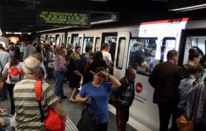 Imatge general de l'andana de la línia 5 del metro de Barcelona a l'estació de Sants. ACN