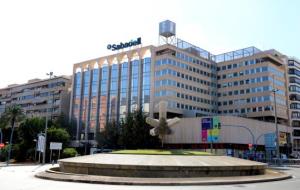 Imatge general de l'edifici que el Banc Sabadell té a Alacant i on s'ubicarà la seu social de l'entitat. ACN
