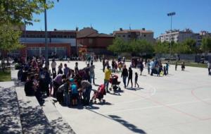 Imatge general del pati de l'escola Ginesta ple de famílies i alumnes. AMPA Escola Ginesta