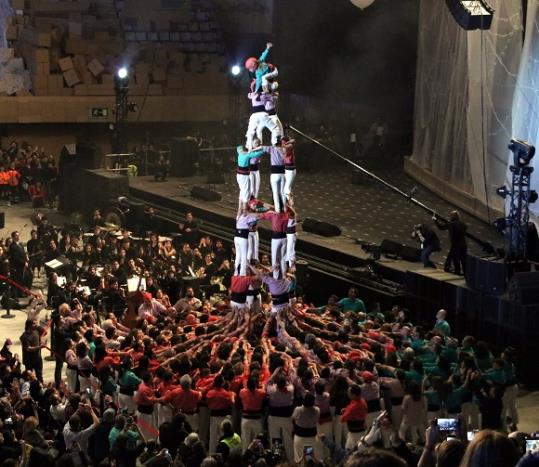 Imatge insòlita i històrica: Castellers de Vilafranca, Minyons de Terrassa, Vella de Valls i Jove de Tarragona aixequen conjuntament un castell. ACN