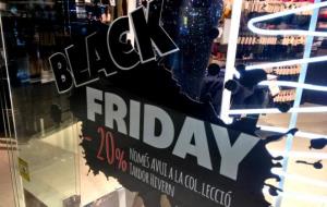 Imatge promocional del Black Friday en un aparador d'un comerç de Barcelona. ACN