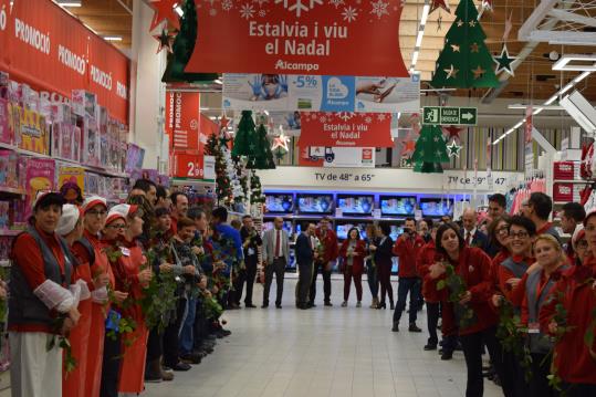 Imatges de la inauguració del nou Alcampo a l'antic supermercat Simply. Marta González