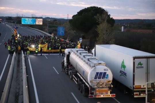 Imatges del tall de l'AP-7 a l'alçada de Borrassà amb motiu de la vaga general. ACN / Andreu Plaja