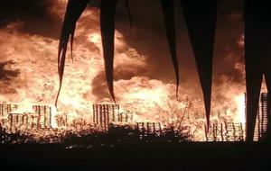 Incendi en una empresa que fabrica i repara palets a Sant Pere de Riudebitlles. EIX