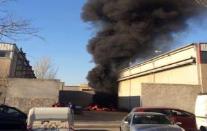 Incendi en una indústria de Vilafranca, sense ferits. Raimon Forns